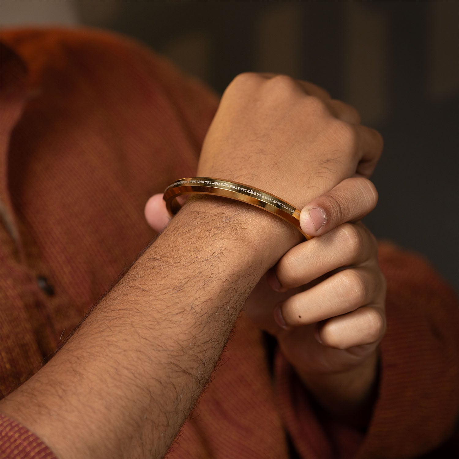 Sabka Malik Ek MicroCarved Round Flat Kada Gold